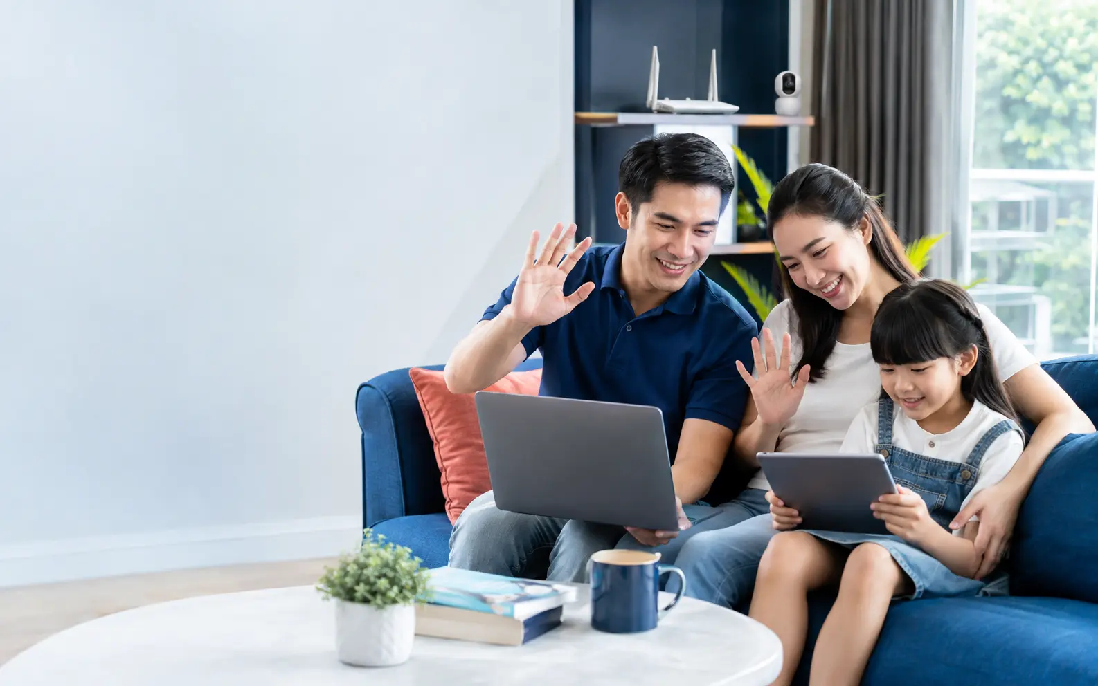 Gia đình Việt sử dụng Internet tốc độ cao, máy tính và máy tính bảng trong phòng khách